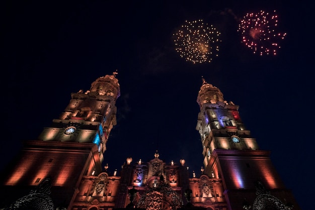 Vista de ángulo bajo de edificios iluminados por la noche