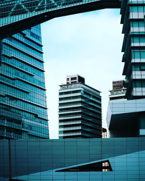 Vista de ángulo bajo de edificios modernos en la ciudad