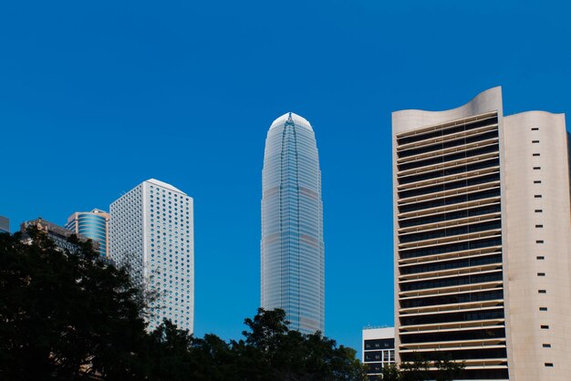 Vista de ángulo bajo de edificios modernos contra un cielo azul claro