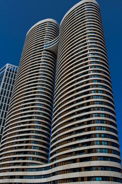 Foto vista de ángulo bajo de edificios modernos contra el cielo azul