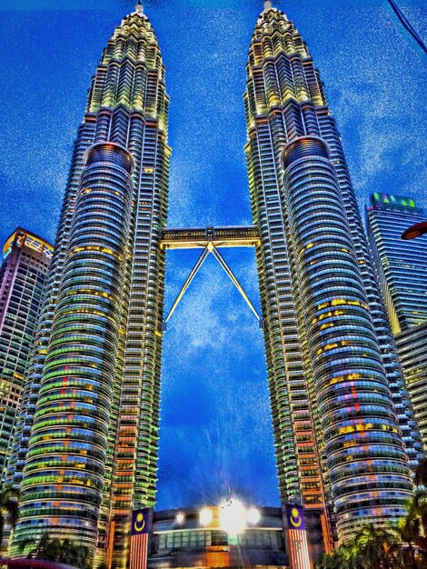 Vista de ángulo bajo de edificios modernos contra el cielo azul