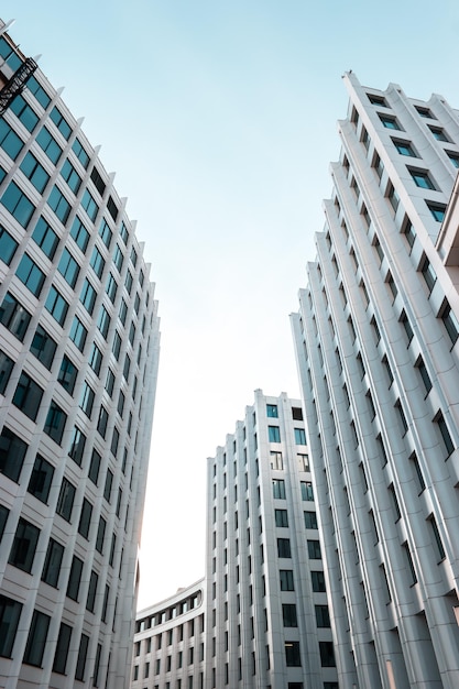 Vista de ángulo bajo de edificios modernos contra el cielo en la ciudad