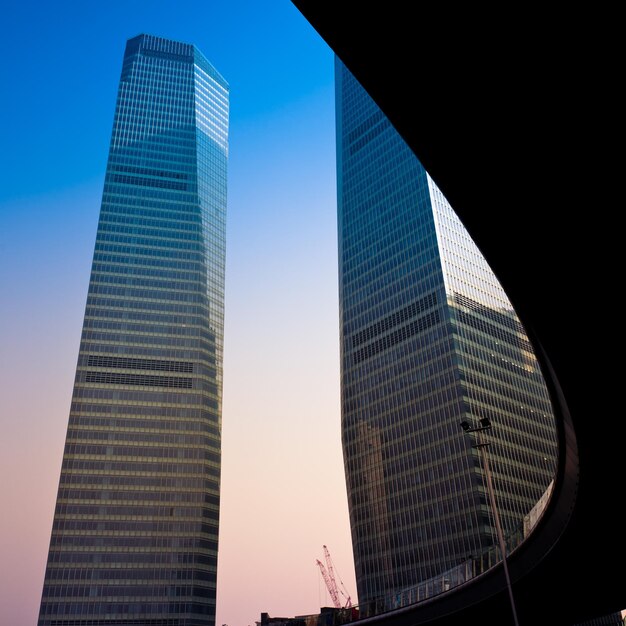 Foto vista de ángulo bajo de edificios modernos contra un cielo despejado