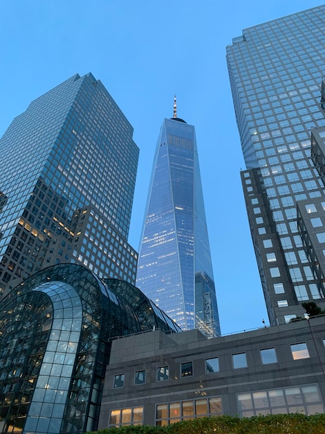 Vista de ángulo bajo de edificios modernos contra un cielo despejado