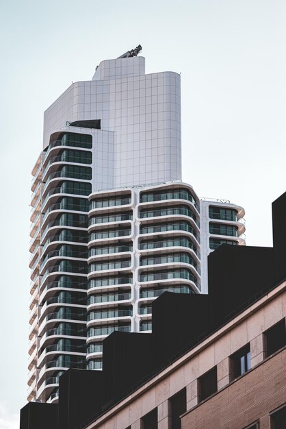 Vista de ángulo bajo de edificios modernos contra un cielo despejado