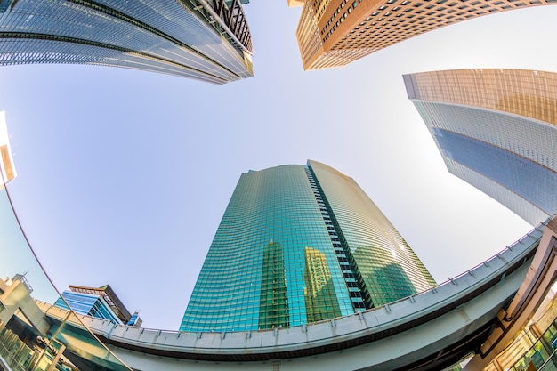 Vista de ángulo bajo de edificios modernos contra un cielo despejado