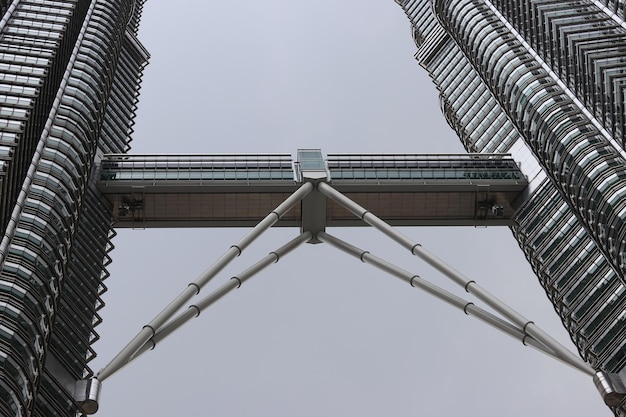 Vista de ángulo bajo de edificios modernos contra un cielo despejado