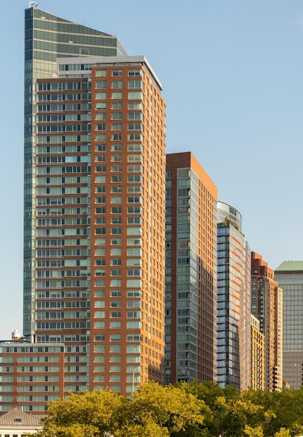 Foto vista de ángulo bajo de edificios modernos contra un cielo despejado