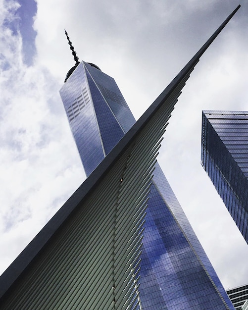 Foto vista de ángulo bajo de edificios modernos contra un cielo nublado