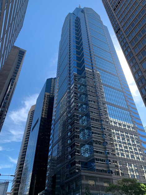 Foto vista de ángulo bajo de edificios modernos contra el cielo