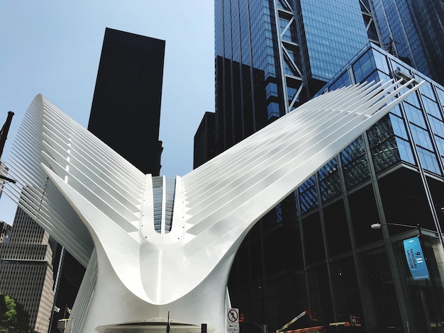 Vista de ángulo bajo de edificios modernos contra el cielo