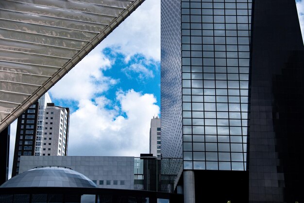 Foto vista de ángulo bajo de edificios modernos contra el cielo