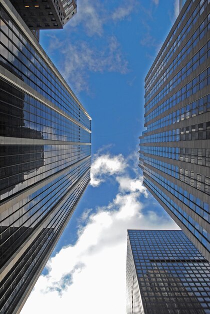 Foto vista de ángulo bajo de edificios modernos contra el cielo