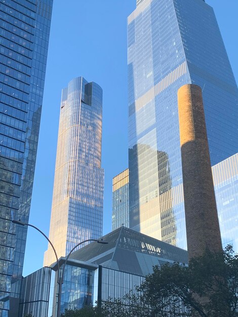 Vista de ángulo bajo de edificios modernos contra el cielo