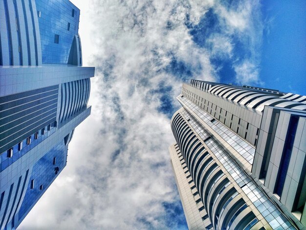 Vista de ángulo bajo de edificios modernos contra el cielo