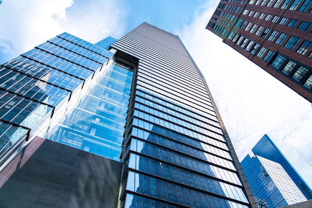 Foto vista de ángulo bajo de edificios modernos contra el cielo