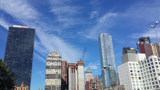 Foto vista de ángulo bajo de edificios modernos contra el cielo