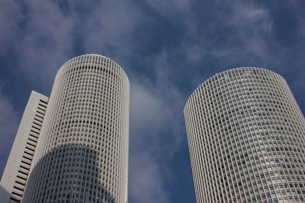 Foto vista de ángulo bajo de edificios modernos contra el cielo