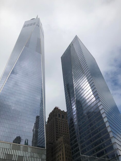 Foto vista de ángulo bajo de edificios modernos contra el cielo