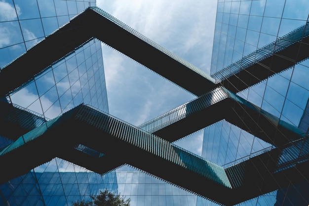 Vista de ángulo bajo de edificios modernos contra el cielo