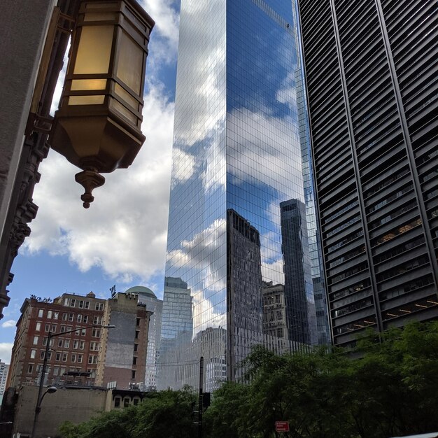 Foto vista de ángulo bajo de edificios modernos contra el cielo