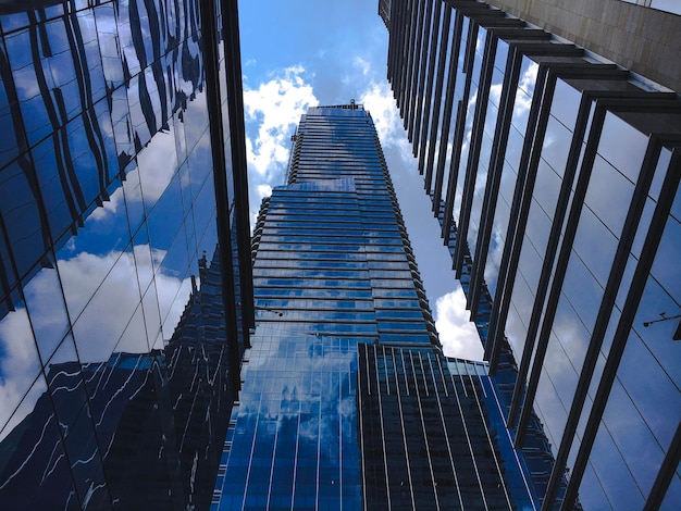 Foto vista de ángulo bajo de edificios modernos contra el cielo