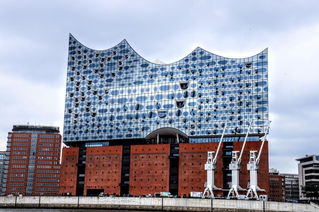 Vista de ángulo bajo de edificios modernos contra el cielo