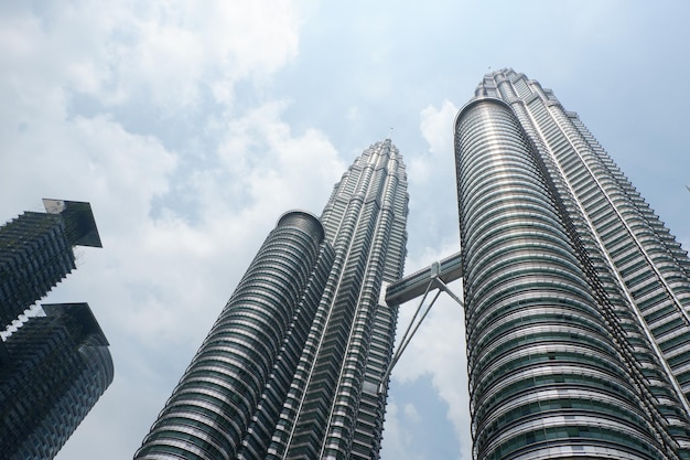 Foto vista de ángulo bajo de edificios modernos contra el cielo