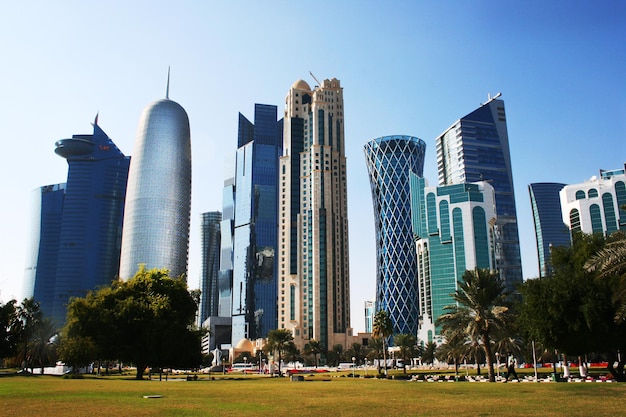 Foto vista en bajo ángulo de edificios de oficinas