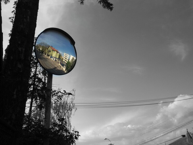 Foto vista en bajo ángulo de edificios que se reflejan en el espejo contra el cielo