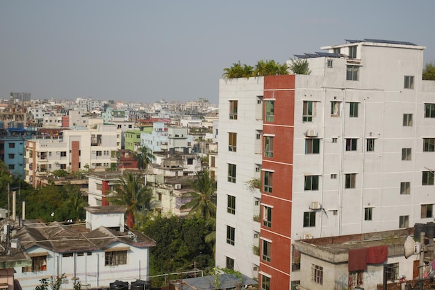 Vista de ángulo bajo de edificios residenciales en dhaka en bangladesh