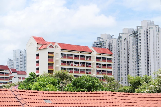 Vista de ángulo bajo de los edificios residenciales signapore contra el cielo azul