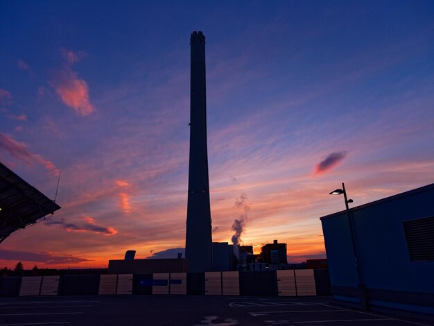 Foto vista de ángulo bajo de edificios de silueta contra el cielo durante la puesta de sol