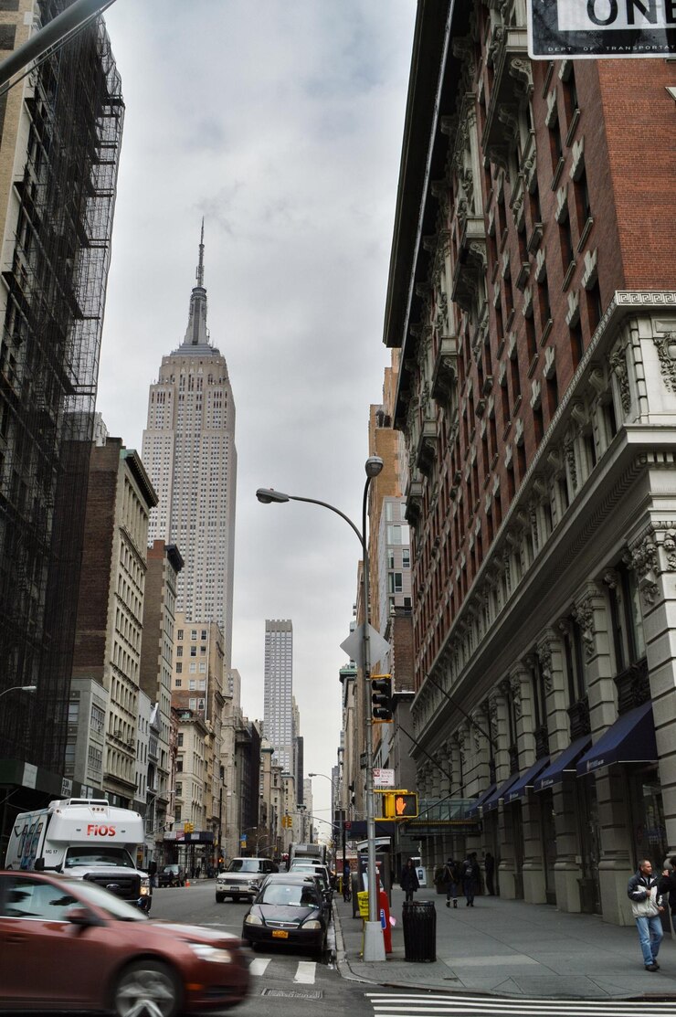Foto vista de bajo ángulo del empire state building en la ciudad