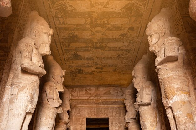 Vista de ángulo bajo de la entrada de un templo egipcio