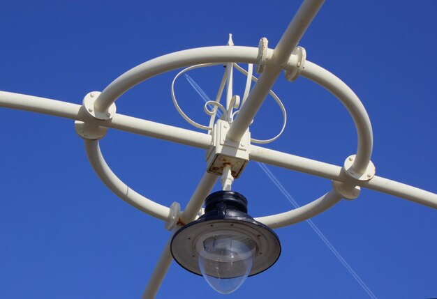 Foto vista de ángulo bajo del equipo de iluminación contra un cielo azul claro