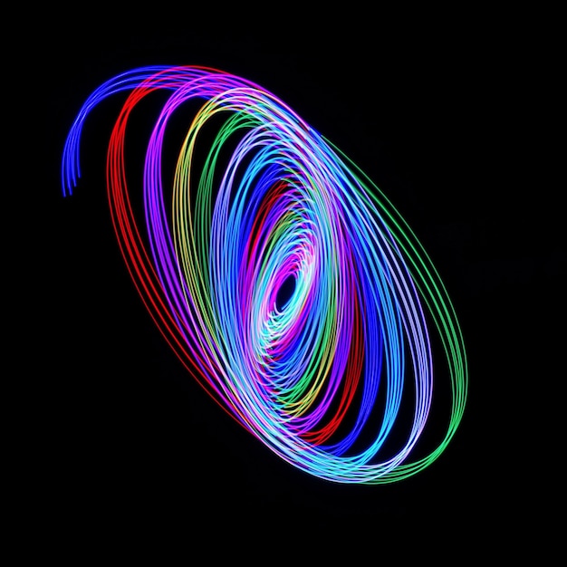 Vista de ángulo bajo del equipo de iluminación iluminado contra fondo negro