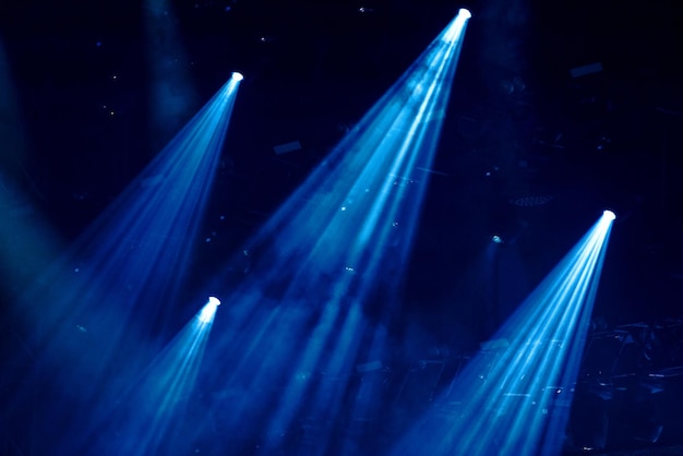 Vista en bajo ángulo de los equipos de iluminación iluminados en azul