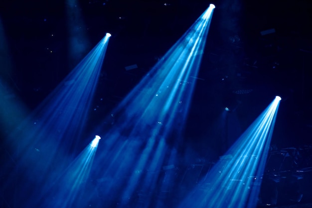 Foto vista en bajo ángulo de los equipos de iluminación iluminados en azul