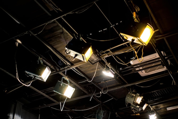 Foto vista en bajo ángulo de equipos de iluminación iluminados colgando del techo