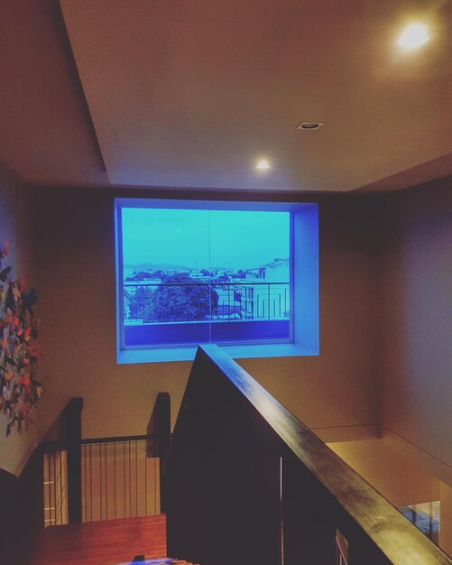 Vista de ángulo bajo de equipos de iluminación iluminados en la mesa en el hogar