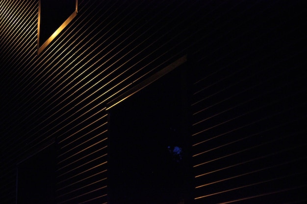 Vista en bajo ángulo de los equipos de iluminación iluminados