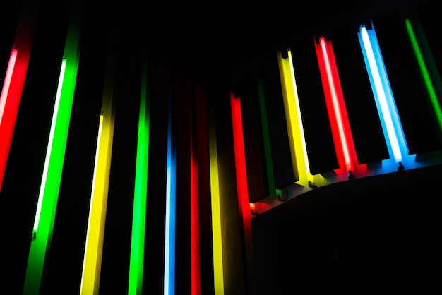 Vista de ángulo bajo de equipos de iluminación multicolores iluminados en cuarto oscuro