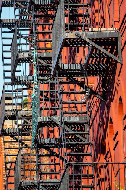 Foto vista en bajo ángulo de la escalera de caracol