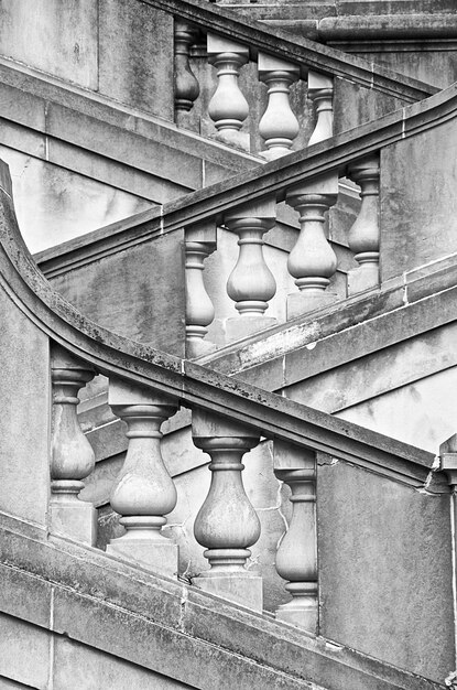 Foto vista en bajo ángulo de la escalera de caracol