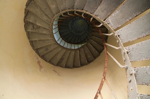 Foto vista en bajo ángulo de la escalera de caracol