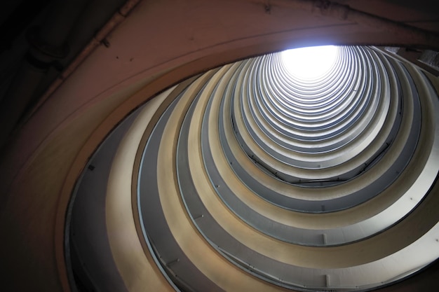 Foto vista en bajo ángulo de la escalera de caracol