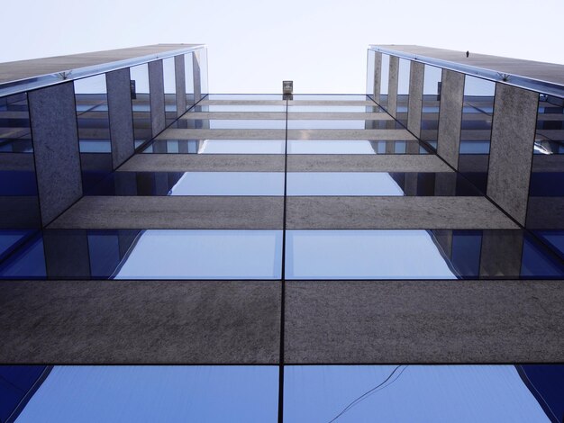 Foto vista en bajo ángulo de la escalera contra un cielo despejado