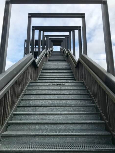 Vista de ángulo bajo de la escalera contra el cielo