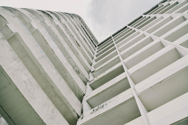 Foto vista en bajo ángulo de la escalera contra el edificio